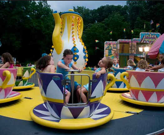 children ride on the spinning tea cup rides